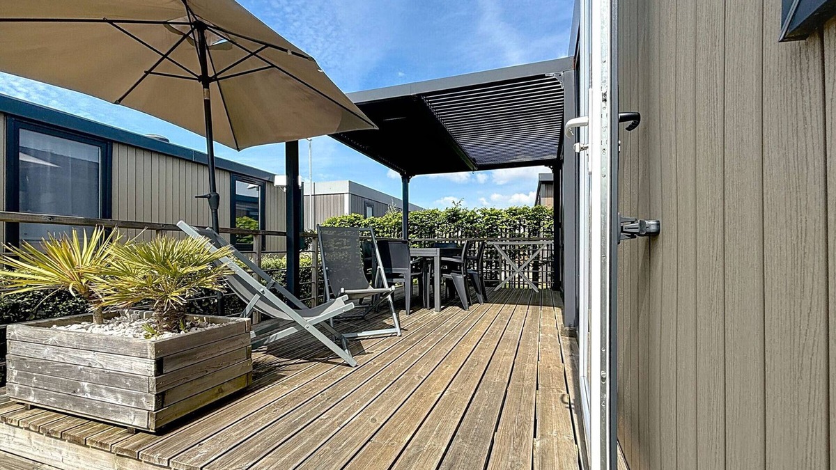 Jullouville-les-Pins House | Cozy 2BR Mobile Home, Pool, 200m from Beach, 4 Guests, Parking, Fitness & More!