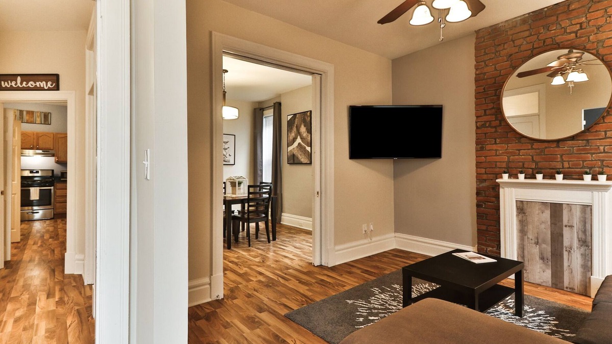 Shaw Apartment | Cozy 2BR near Missouri Botanical Shaw Garden