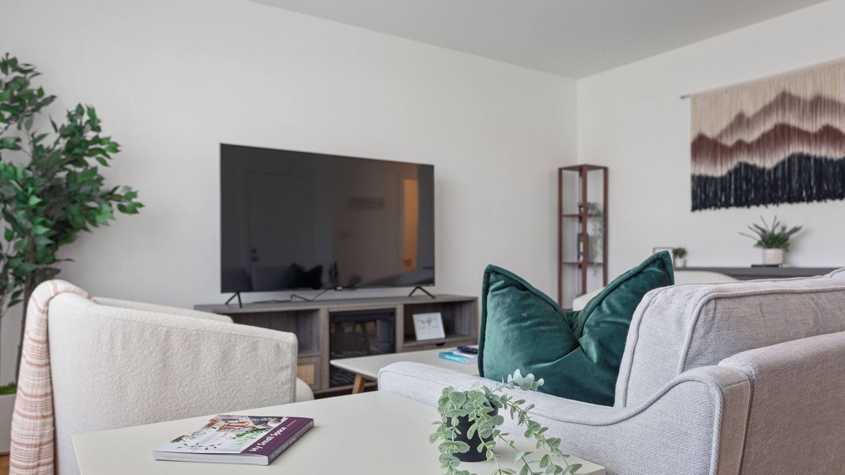 Des Plaines Apartment | Cozy 2BR Near O'Hare, Free WiFi & Parking