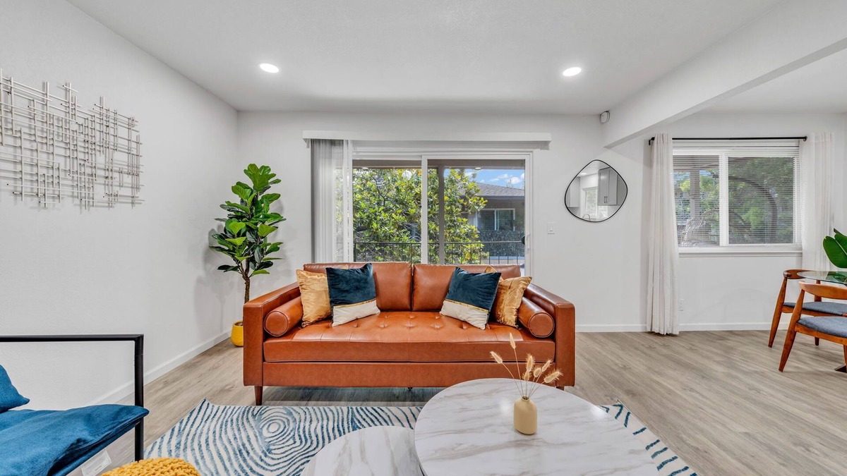 West San Jose Apartment | Cozy 2BR near Santana, w fast Wi Fi