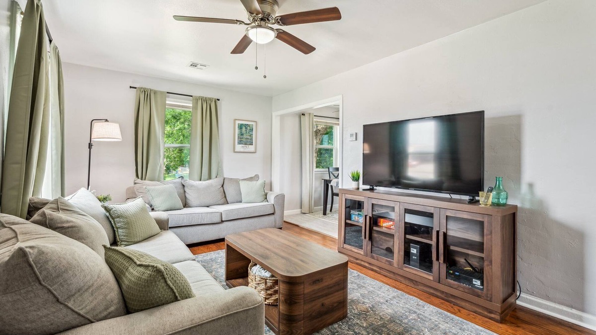 Midwest City House | Cozy 2BR near Tinker AFB with full kitchen and comfy living space — perfect for work or family stays