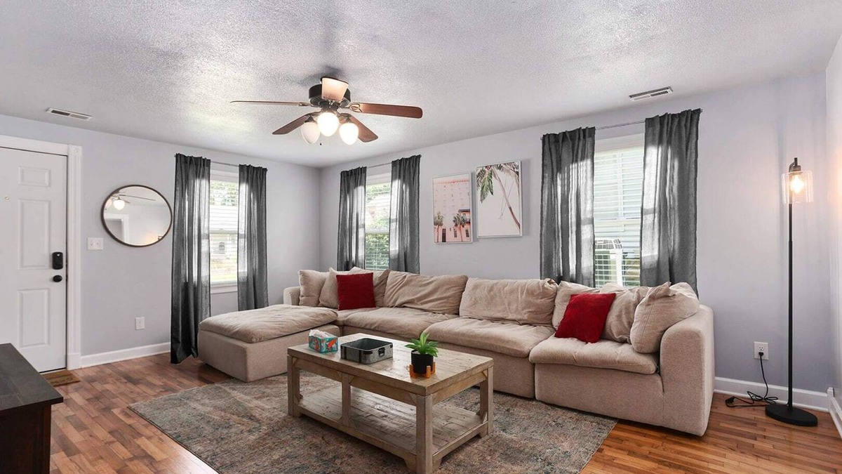 Warrensburg House | Cozy 2BR Near UCM King Beds|Family Friendly