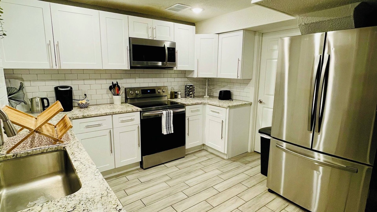 Twin Lakes House | Cozy 2BR Retreat - Modern Stay Basement