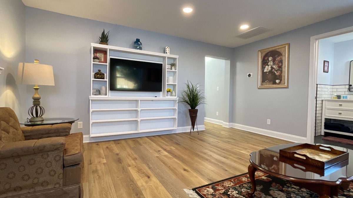 Bristol Apartment | Cozy 2BR Retreat | Near Casino, Queen Beds, Parking