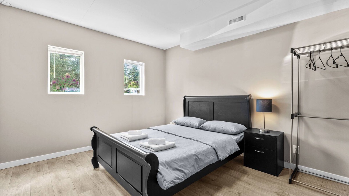 Surrey House | Cozy 2BR Suite Near White Rock Beach