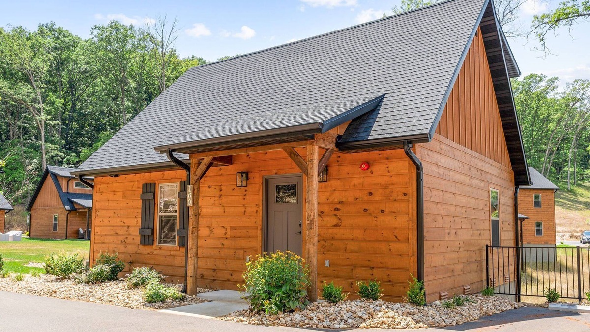 Branson Cabin | Cozy 2BR Tall Timbers Cabin Free Tickets, Resort Pools, Fishing Pond & Discount Golf