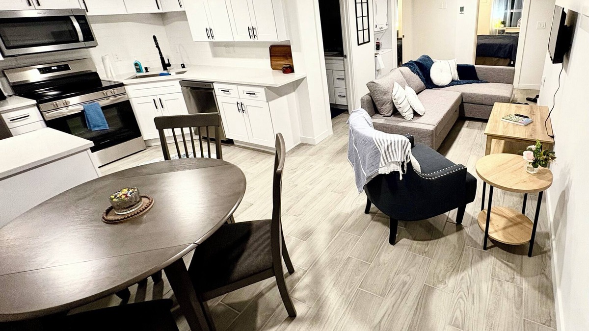 Vancouver House | Cozy 2BR w/Backyard Fun + Dog Friendly - sleeps 6