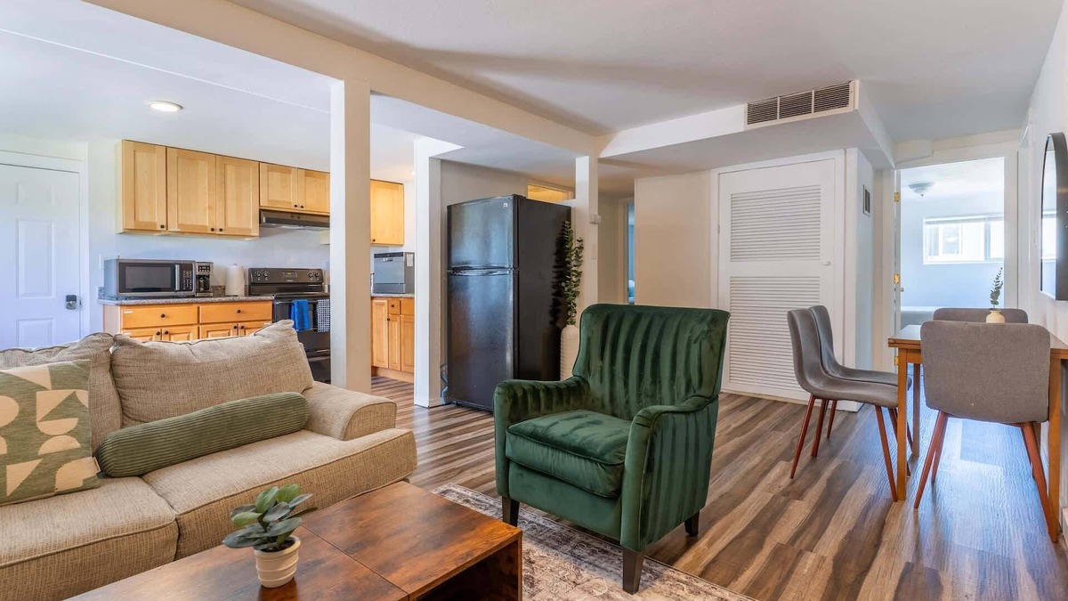South Park House | Cozy 2BR, WFH Desk + Yard, Flexible Monthly Stays