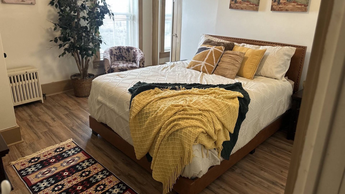Middleburg Apartment | Cozy 2nd floor brick apartment. Walking distance -Charles Park, pond & dog park