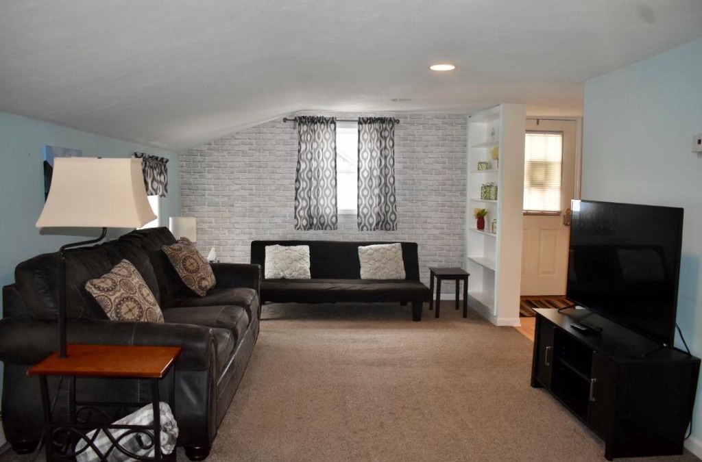 Adrian Apartment | Cozy 2nd story Flat near downtown