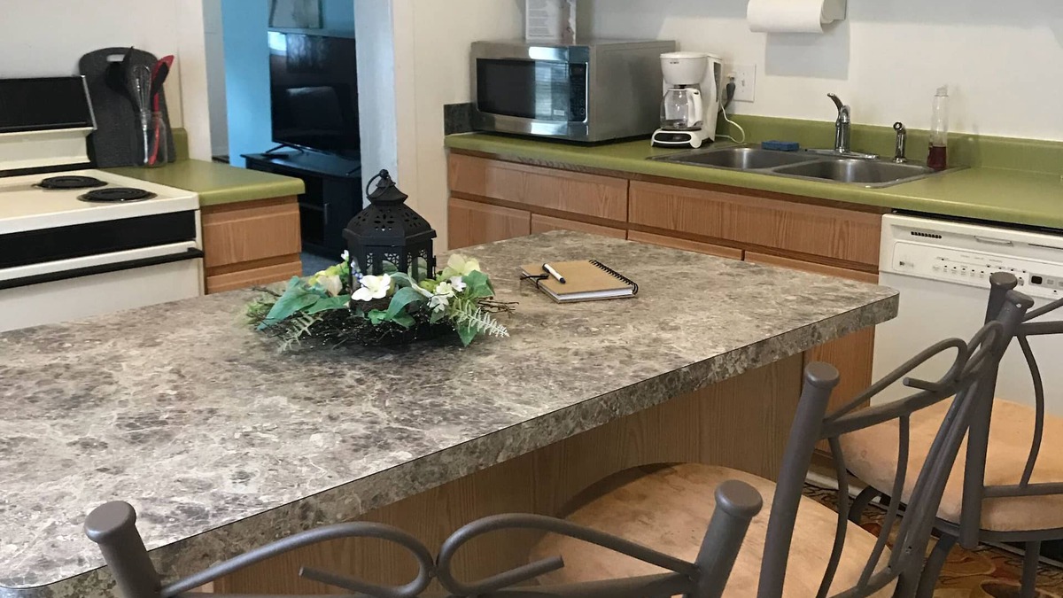 Adrian Apartment | Cozy 2nd story Flat near downtown