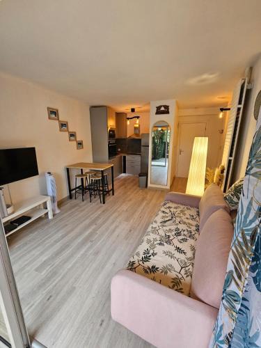Mandelieu-La-Napoule Apartment | Cozy 2P studio avec jardin privé