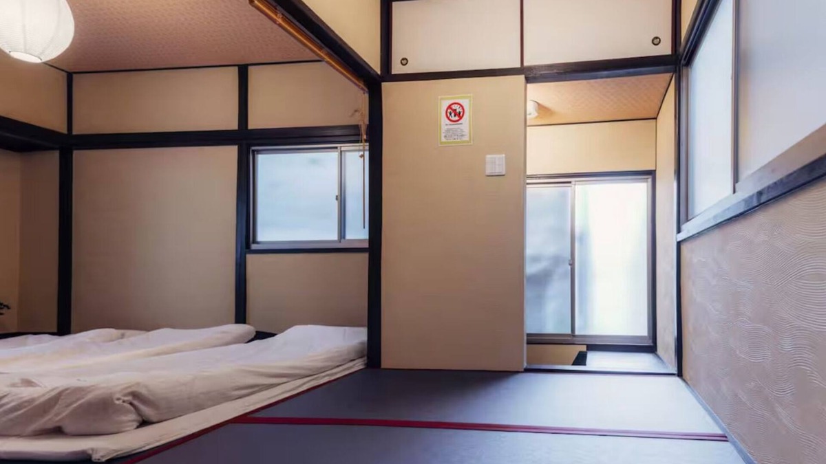 Shikitsuhigashi Apartment | Cozy 3 - 6 - guest homestay. Quick subway to key spots & airports.