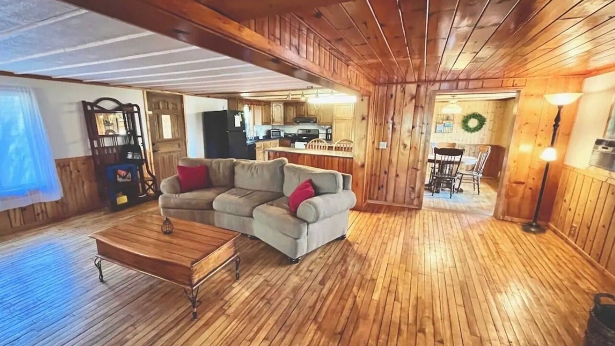 Minocqua Cabin | Cozy 3 b/r home w/quick access to snowmobile trails in the beautiful Northwoods