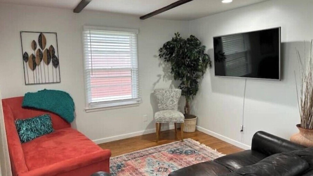 Eastside House | Cozy 3 bdr house walking distance to Lemoyne. Near SU, hospitals & downtown