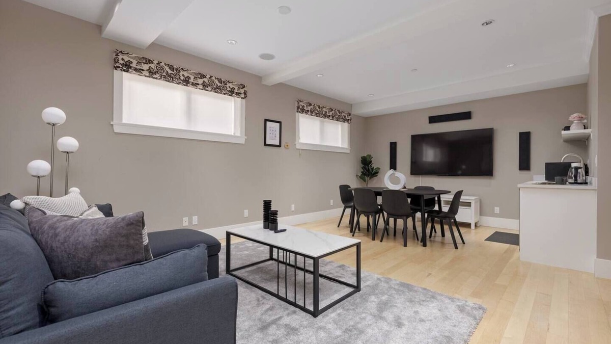 Lower Lonsdale Apartment | Cozy 3 BDRM Spacious Suite near Lonsdale Quay