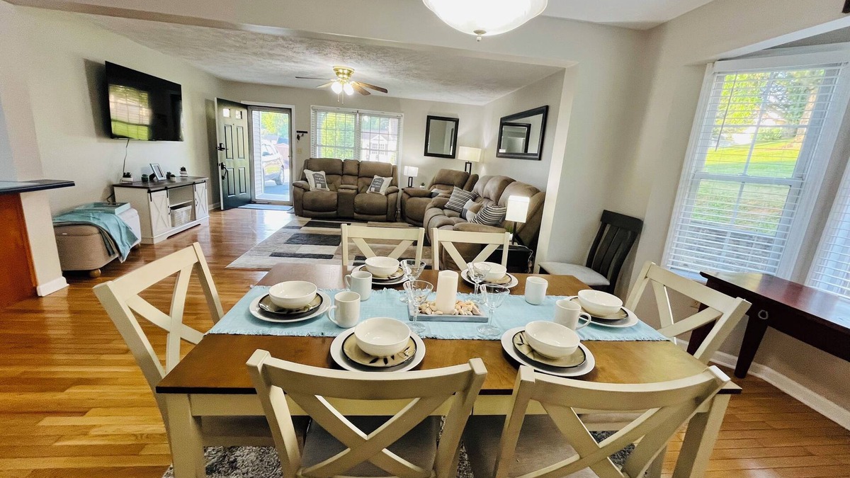 Abingdon Condo | Cozy 3 Bed 2 Bath 2 cot minute from Va Creeper Trail Bristol Speedway Hard Rock