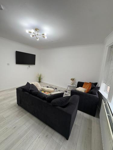 North Glasgow Apartment | Cozy 3 Bed Home, Free Parking 8 min to City Centre