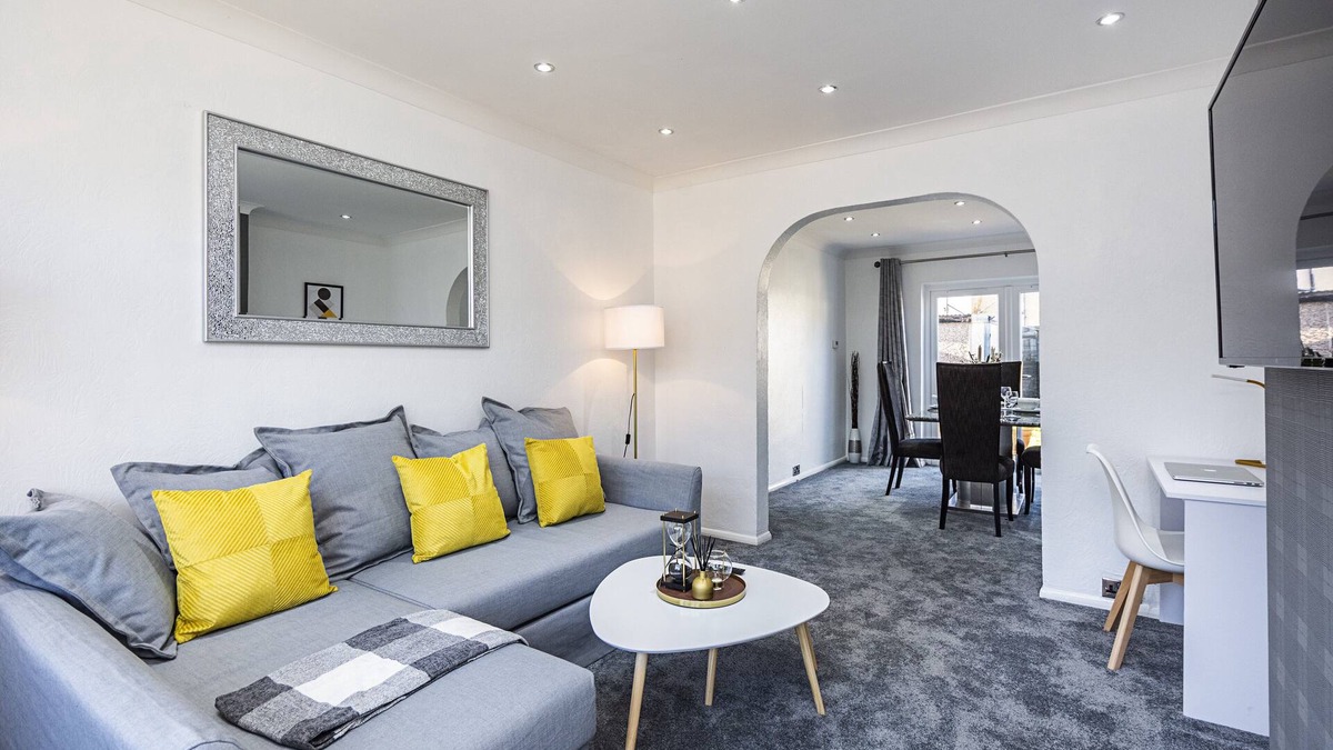 Aveley House | Cozy 3 Bed House in Aveley, Thurrock.