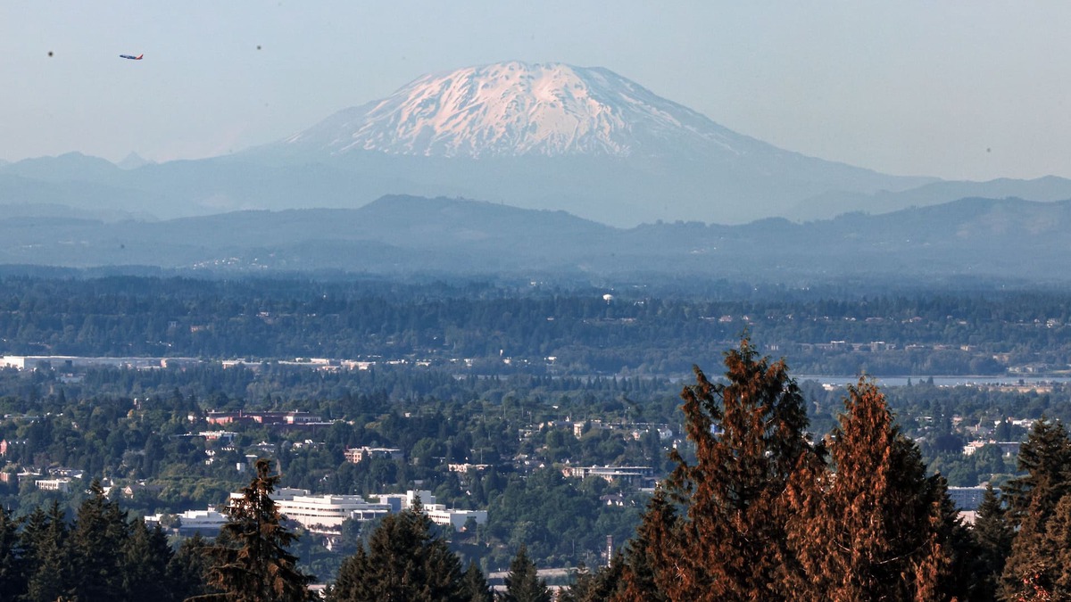 Portland Heights House | Cozy 3-bed house with Mt. St. Helens View in SW Hills Portland