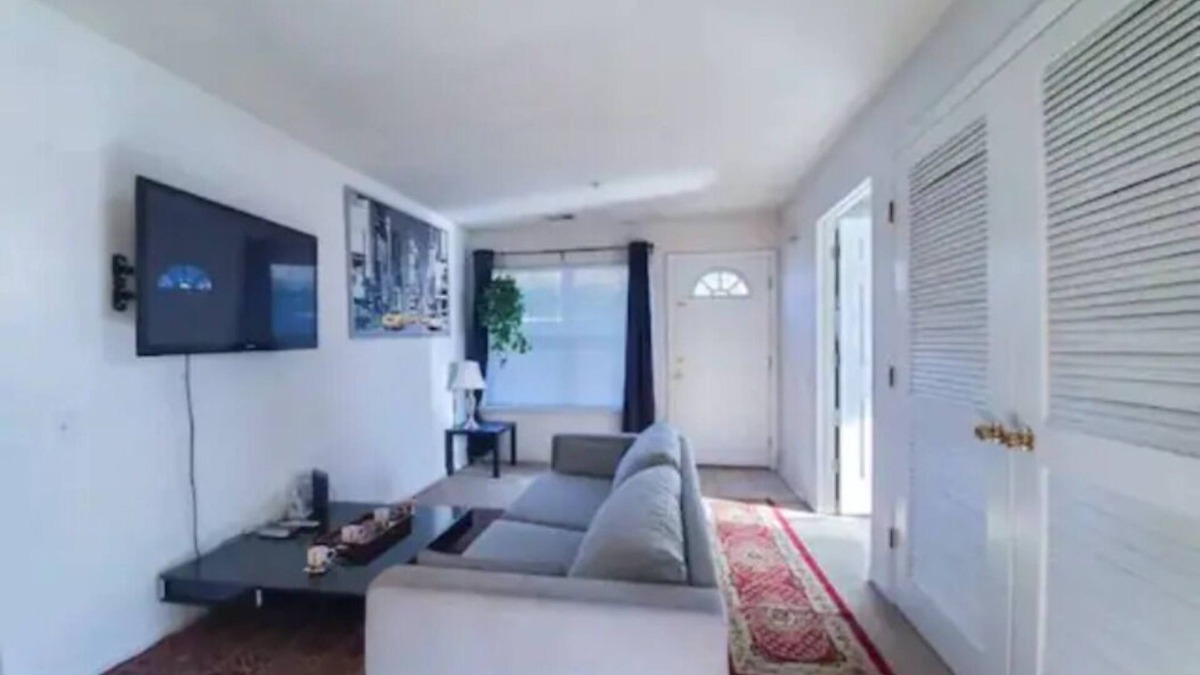 Iselin Apartment | Cozy 3 bed 2 full bath first floor apartment washer dryer 10 minutes to station