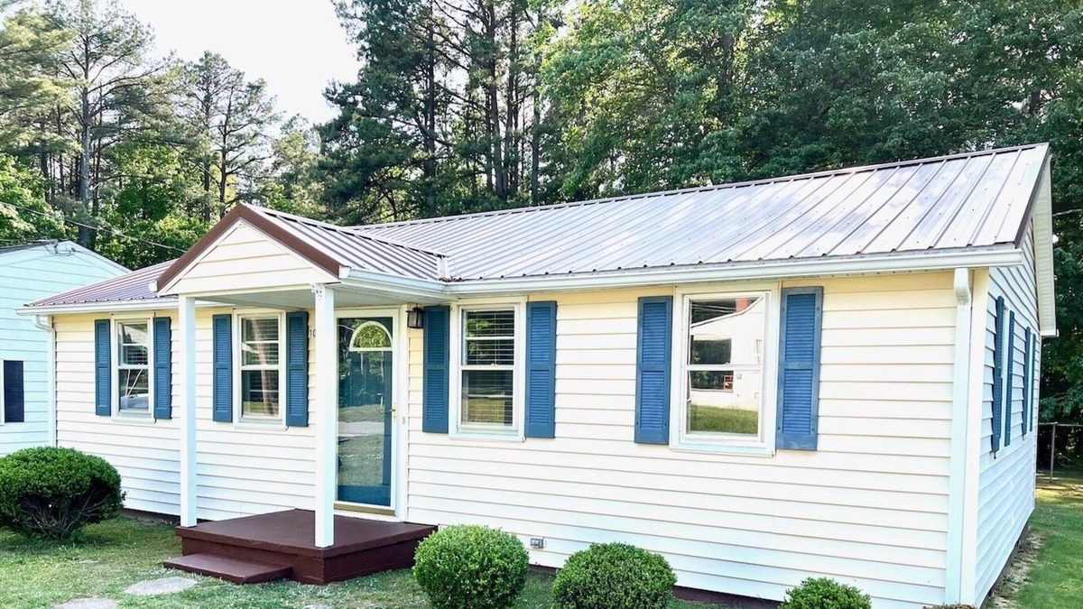 La Crosse House | Cozy 3 Bedroom / 1.5 Bath House Close to Everything!