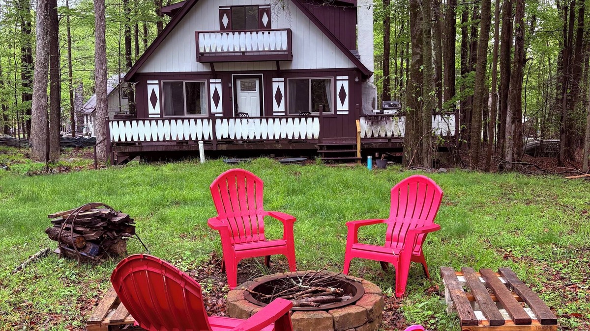 Pocono Lake Cabin | Cozy 3-bedroom 2 bath cabin in tranquil Arrowhead Lake with WiFi and AC