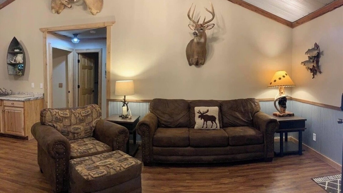 Independence Cabin | Cozy 3-bedroom, 2 bath cabin in charming neighborhood near Sardis Lake, Como, MS