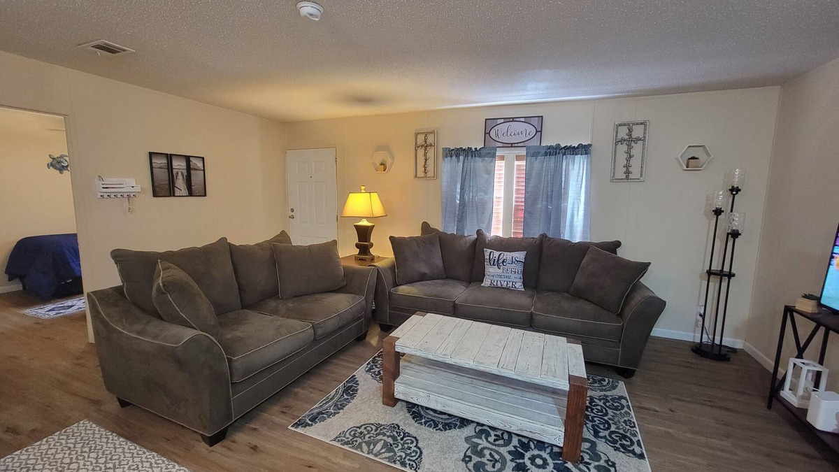 Welaka House | Cozy 3-bedroom, 2 full bath mobile home on half acre in charming Welaka!