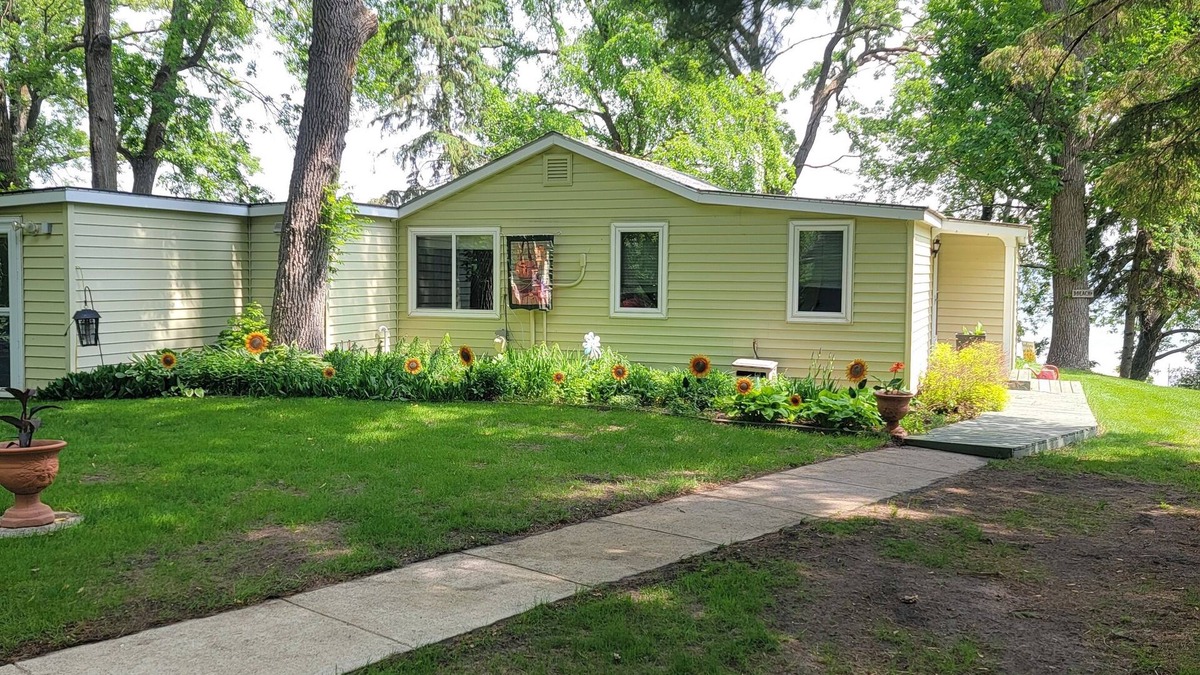 Perham Cabin | Cozy 3-bedroom cabin in wonderful Perham with WiFi, AC and great fishing!