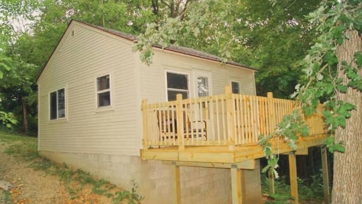 Farwell House | Cozy 3 Bedroom Cabin on Private Lake with canoe. Pet friendly!