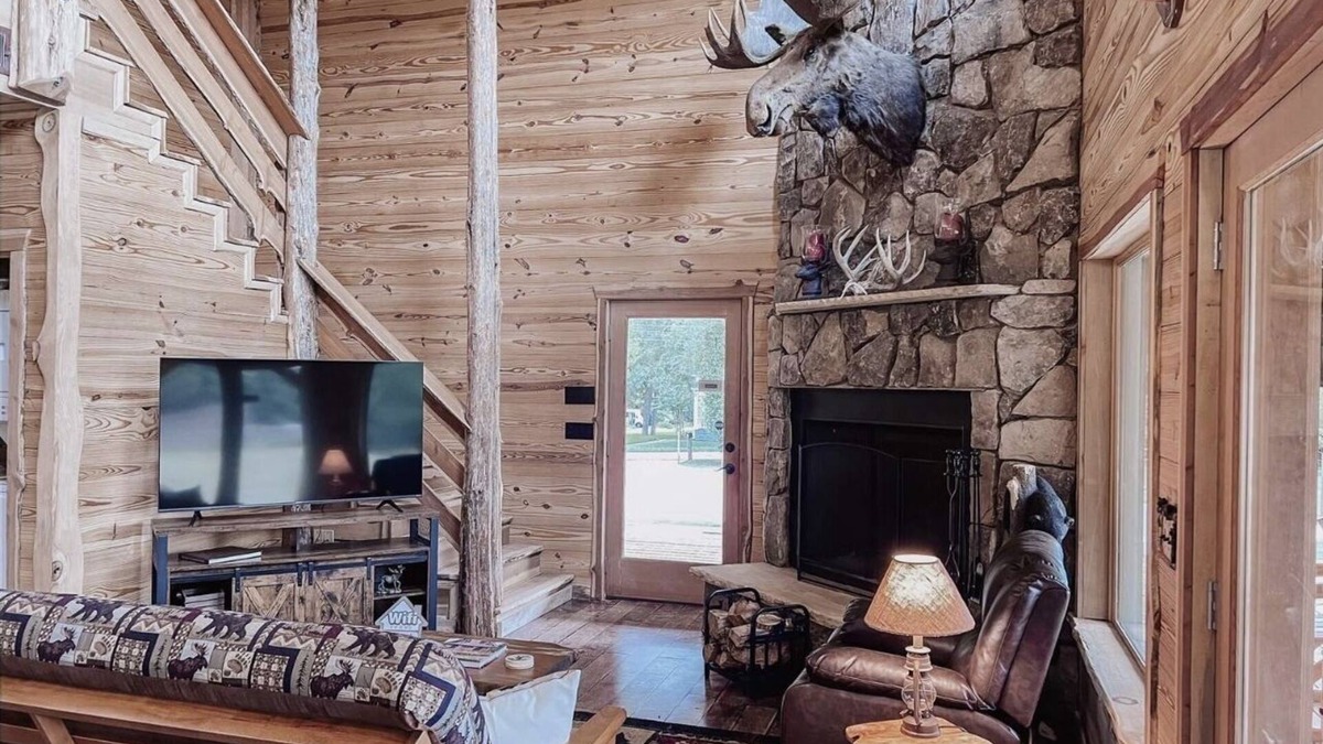 Covington Cabin | Cozy 3 Bedroom Cabin with Fireplace