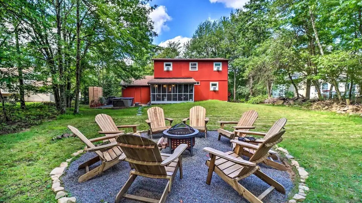 Long Pond Cabin | Cozy 3-bedroom cabin in enchanting Long Pond with Hottub, WiFi