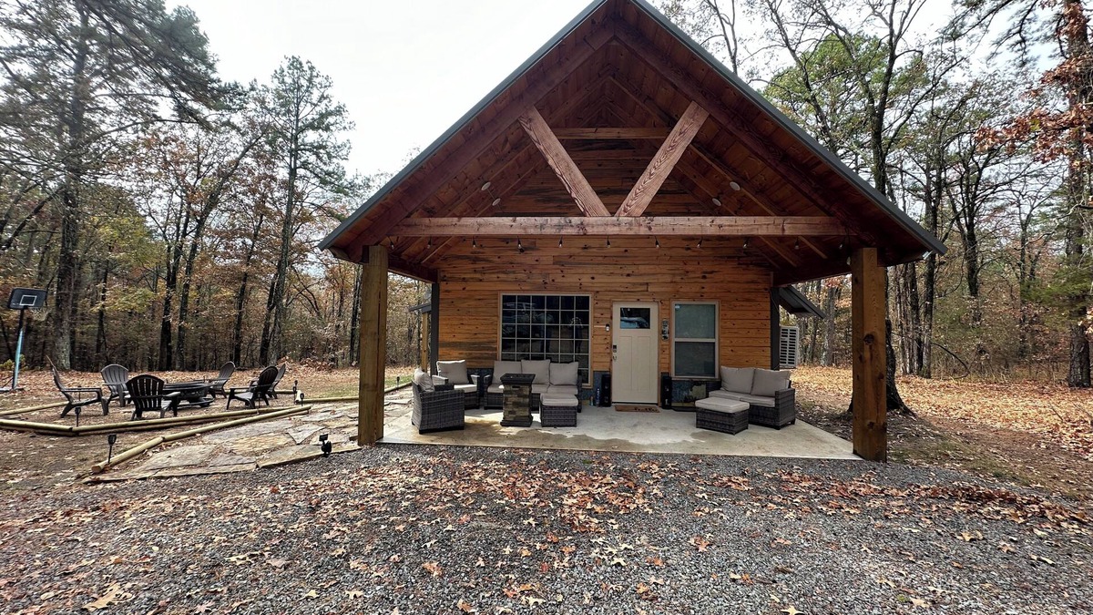 Winrock Cabin | Cozy 3-bedroom cabin on Petit Jean Mountain with AC, WiFi