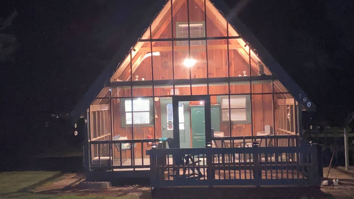 Farmers Cabin | Cozy 3-bedroom cabin with all the amenities two miles from Cave Run Lake.