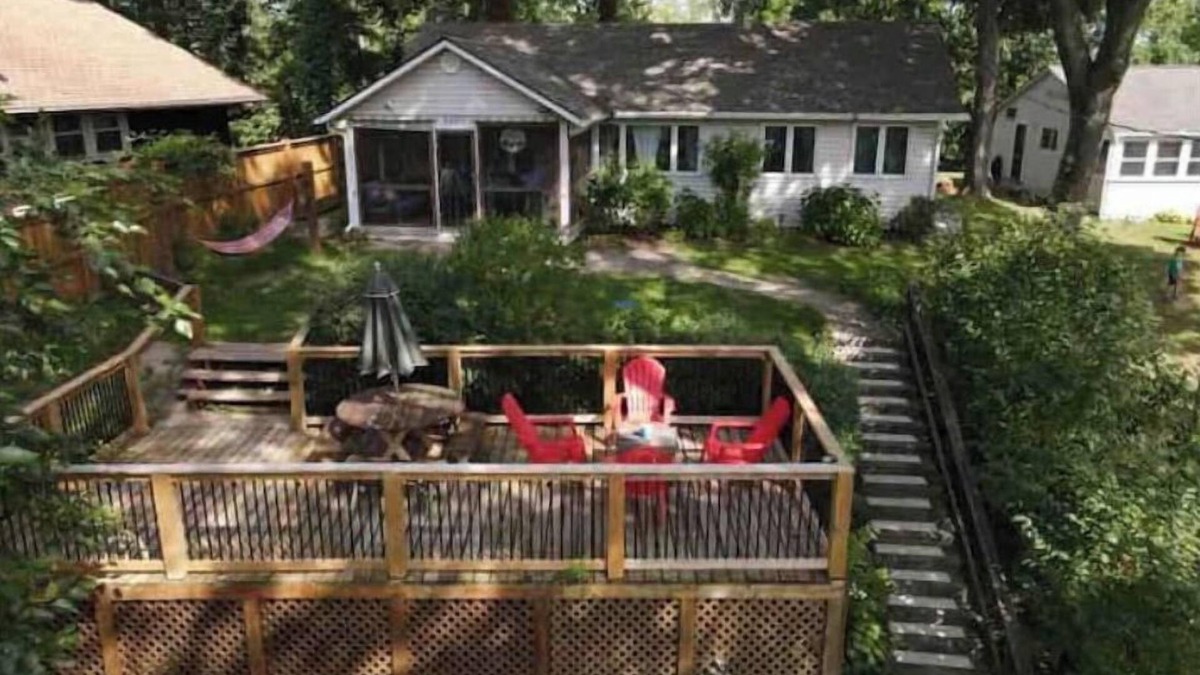 Port Colborne Cottage | Cozy 3 bedroom cottage steps from private beach