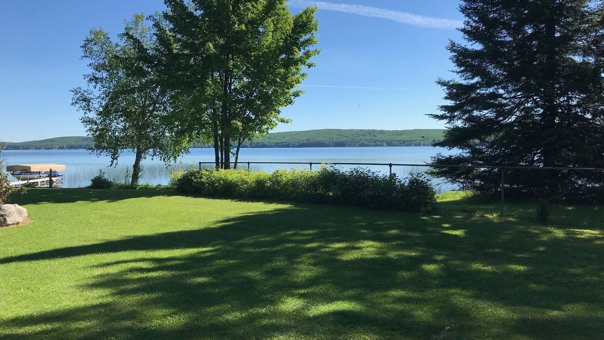Crandon House | Cozy 3-bedroom Cottage on Metonga Lake with private dock