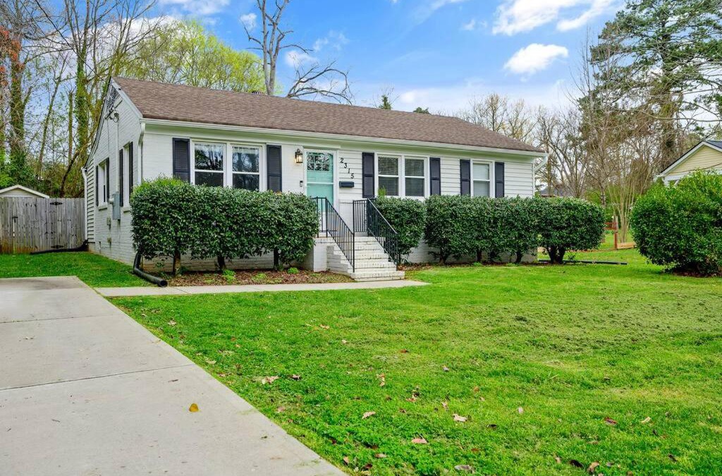 East Raleigh House | Cozy 3 Bedroom Cottage with Huge Fenced-In Yard