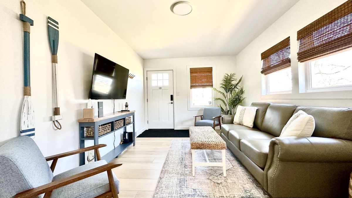 Erie House | Cozy 3 Bedroom Cottage Your Home Away From Home.