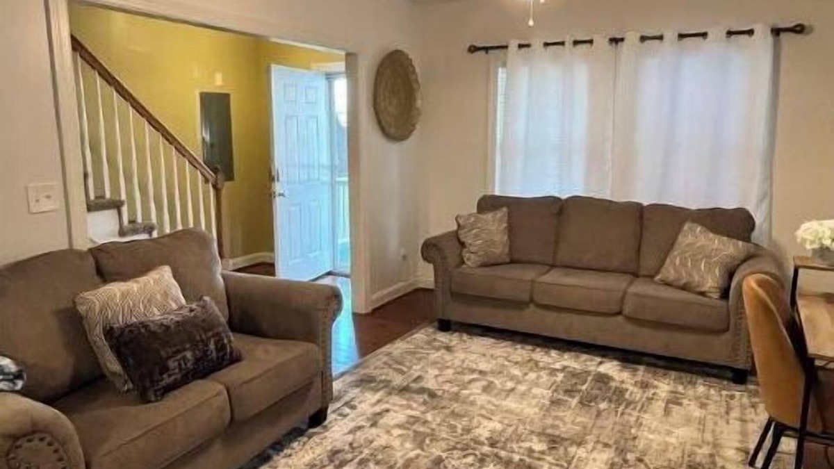 Norfolk House | COZY 3 bedroom Getaway GEM, Close to All Sleeps 6!