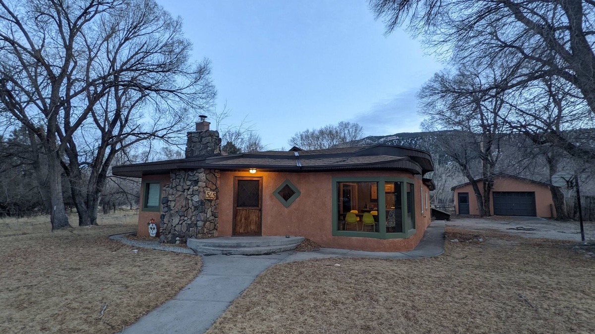Salida House | Cozy 3 bedroom house- 20 min to Monarch mountain! - Special for NOV and DEC!