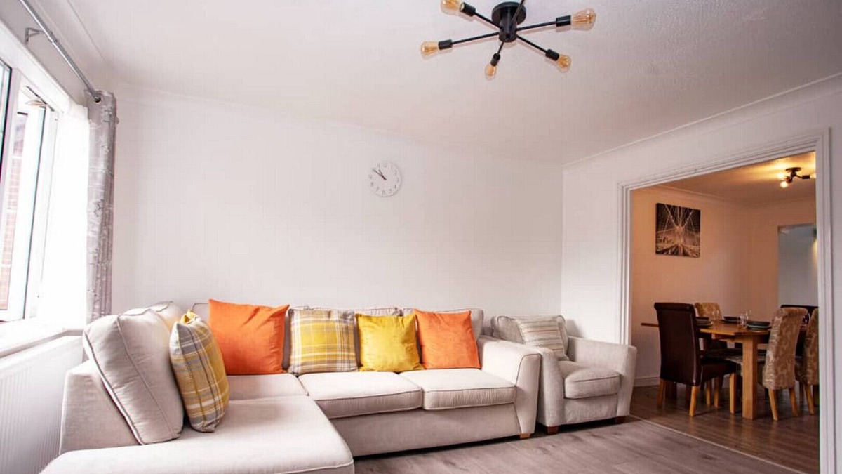Toddington House | Cozy 3-Bedroom Home in Luton