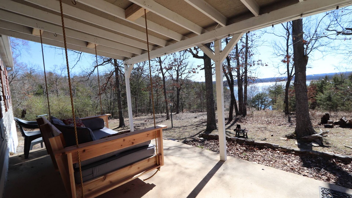 Protem House | Cozy 3-bedroom home on beautiful Bull Shoal with WiFi, AC
