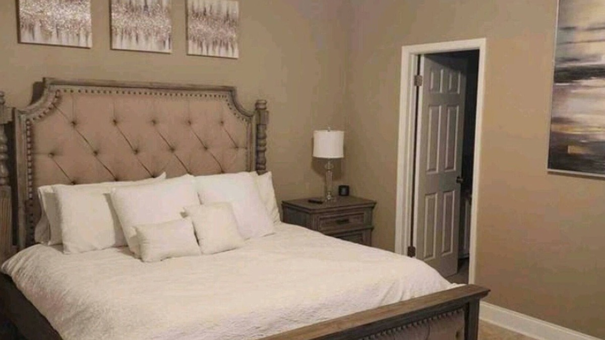 Broadmoor House | Cozy 3-bedroom house with pool and patio