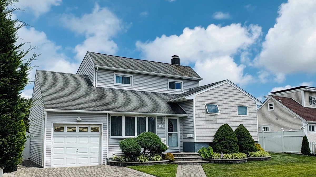Plainedge House | Cozy 3-Bedroom House in Farmingdale! Near Bethpage Black, Village and Train!