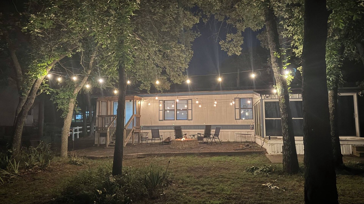 Hoyt House | Cozy 3-bedroom house in Porum, OK with stunning sunset view of Lake Eufaula