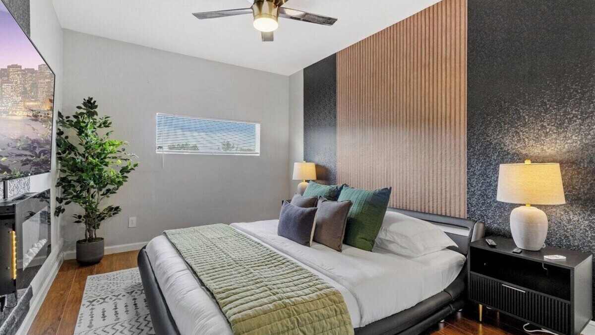 St. John - Coronado Hills House | Cozy 3-bedroom house in enchanting Austin with WiFi, AC & gated backyard