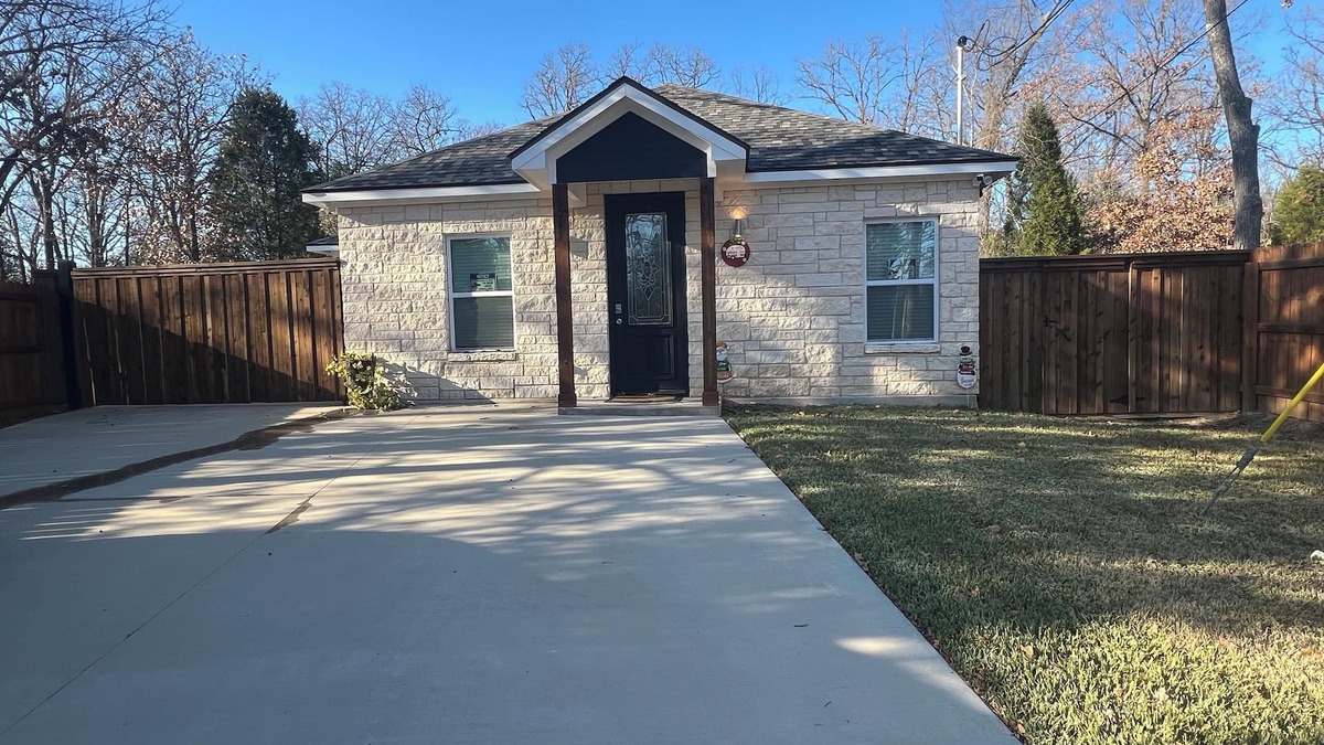 Log Cabin House | Cozy 3-bedroom house with AC and WiFi in awesome Log Cabin