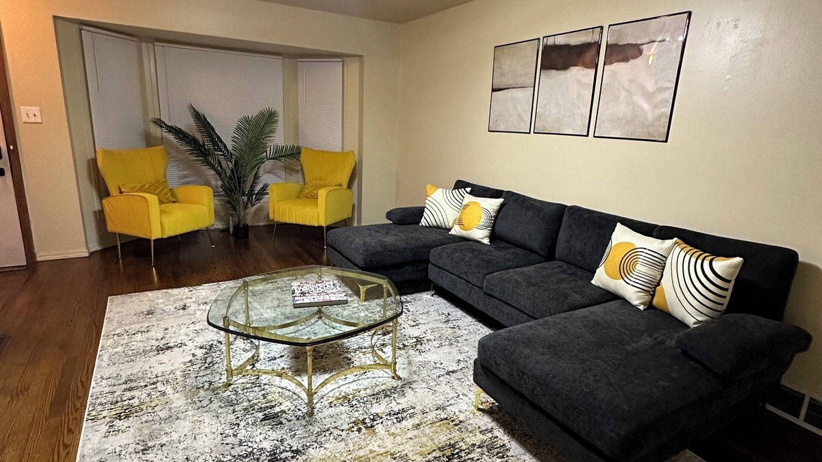 Southfield House | Cozy 3 bedroom house in Southfield with Wifi full kitchen and smart TVs