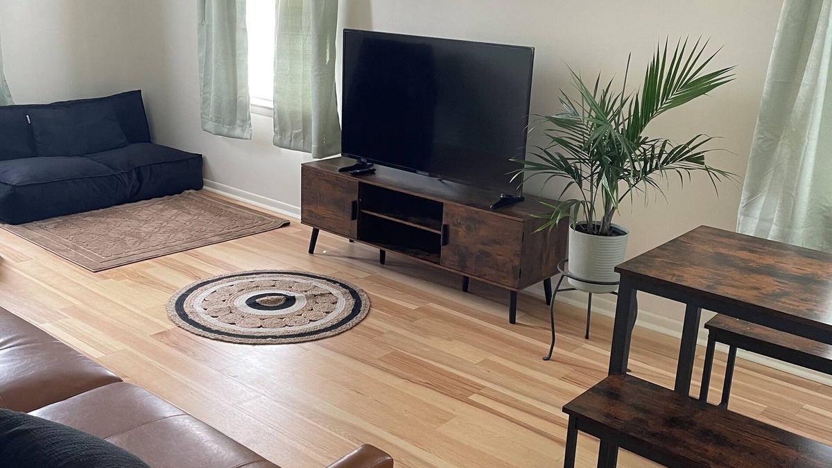 Owosso House | Cozy 3 Bedroom in Owosso close to hospital and Curwood Castle.